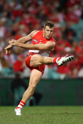 Luke Parker has been part of the Sydney Swans engine room for seemingly forever, graduating from a small forward role to becoming a prolific extractor in a good team for a long time. As a fantasy asset he has always had a question mark on him about his scoring floor, as he can tend to rest forward a bit too much for the liking of his owners. Coming into 2022 he was one of the senior brigade in a list that probably needed fresh blood in the engine room, and he hasn't been a premium for many years now. A spike in recent weeks shouldn't change that.