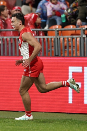 Caiden Cleary is the focus of a lot of fantasy coach attention today, in an environment where a lot of rookie-priced cash cows have come under the evil spell of the dreaded substitute vest. As a small forward he is more susceptible than most to a green or red vest, in a role where he starts deep but does wind sprints up and back to get to as many contests as he can, and hopefully take part in slingshot scoring chains. This constant movement tends to tire a player out, and as a younger model he would lack the tank of seniors with preseasons under their belt. We wait.
