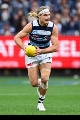 Bailey Smith has been a revelation for Geelong since his transfer in the off season from the Western Bulldogs, where he was coming off a long-term injury and had evidently lost the faith of coach Luke Beveridge that he could cut it as an inside midfielder. At the Cats, where the list is ageing in many parts but committing to youth in others, he had much more scope to the pivot of the Pivotonians, repaying the faith of thousands of fantasy coaches with some stellar statistical returns. Tonight, the Cats rely on him more than ever against his old mob.