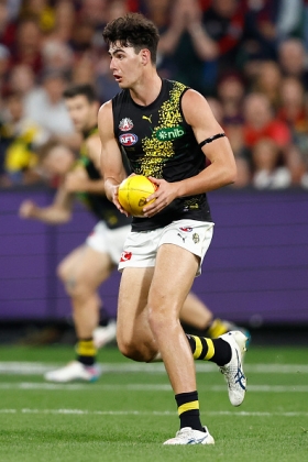 Samson Ryan has been given the lead ruck role in the last couple of weeks in the continued absence of Toby Nankervis through injury. His previous stints in the seniors were mostly in a forward/ruck role, where he showed his rawness and not much else, and his current run has not announced to the world that he is ready to step up as a best 23 player, at least not in such a pivotal position. Like almost all tall players, he takes five years in the system to really hit his straps, not just because of the extra muscle needed on spindly frames but the craft required for top-level rucking.