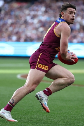 Lachie Neale may be 33 years of age but he still cops a tag now and then, as in the Geelong game earlier this year when he was targeted by Oisin Mullin, and by Hugo Garcia against the Saints. More often, oppo analysts go for inside-out specialists with more flash and hurt factor like Wil Ashcroft or Zac Bailey. Neale can have his quiet days when going head to head with a fellow inside mid who runs both ways, as in the Freo game against Andrew Brayshaw, but he has long since learned how to get involved in transitions to pad his stats out to premium status.